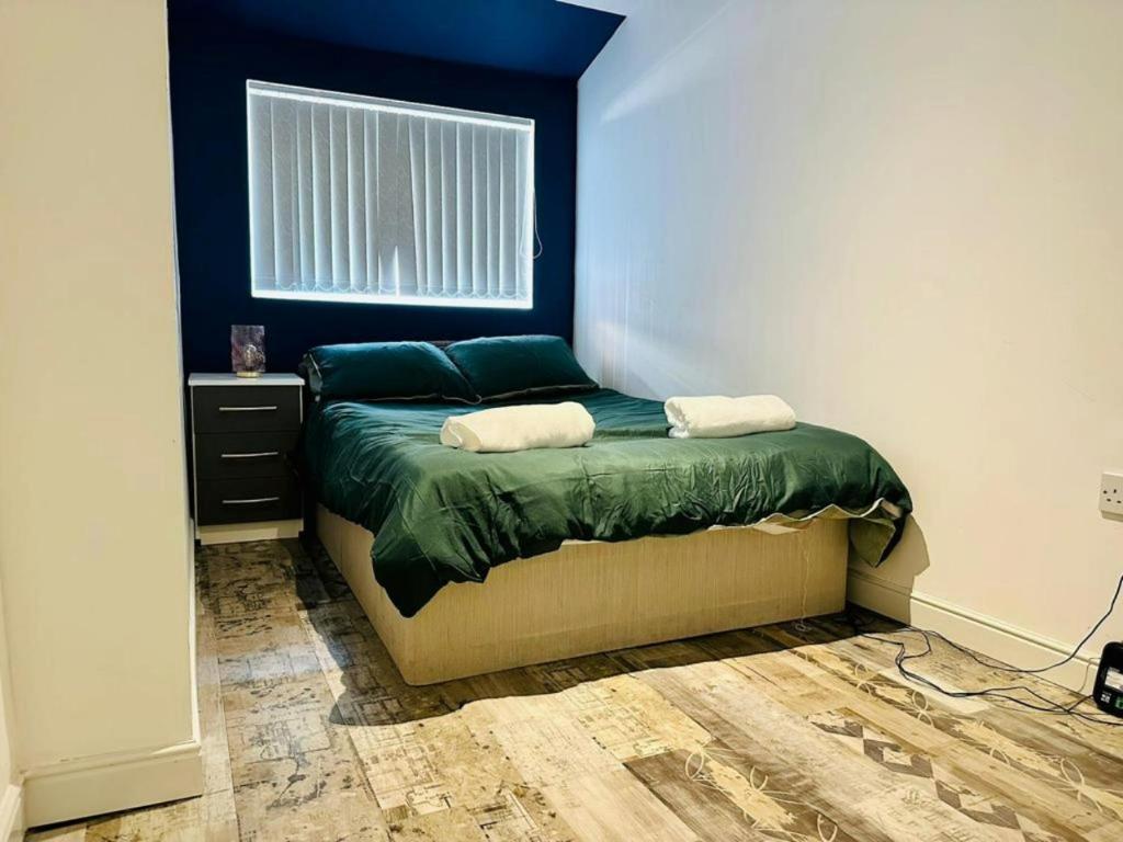 Modern 3-Bed Ensuite Apt – Remote Work Ready___accommodation_pic_3.jpeg
